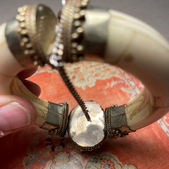 COPY - Vintage Bone Hinged Bracelet - Picture 4 of 7